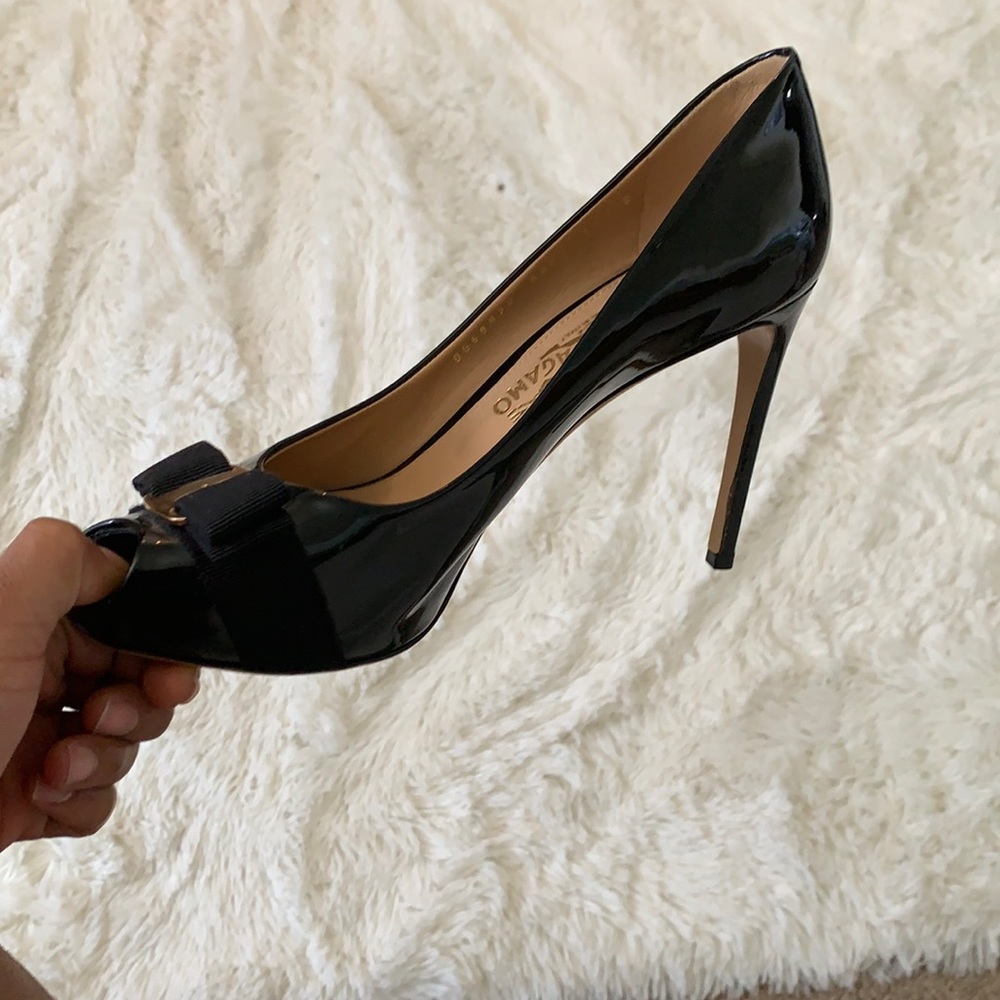 Salvatore ferragamo black and gold heel